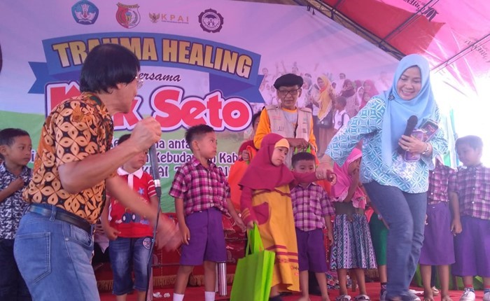 Kak Seto Hibur Anak-anak Korban Gempa di Sigi