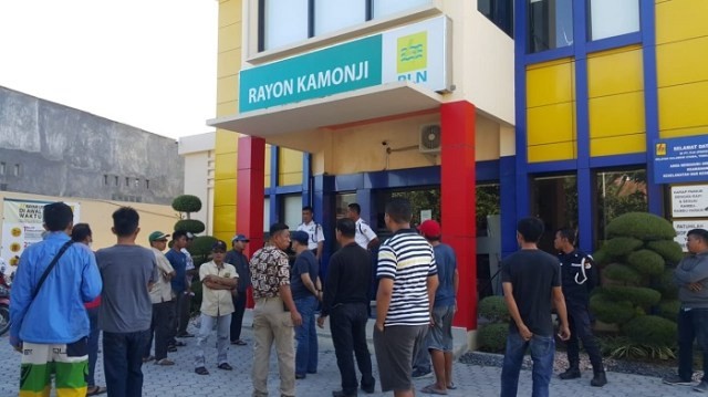 Listrik Dicabut, Warga Geruduk Kantor PLN di Palu